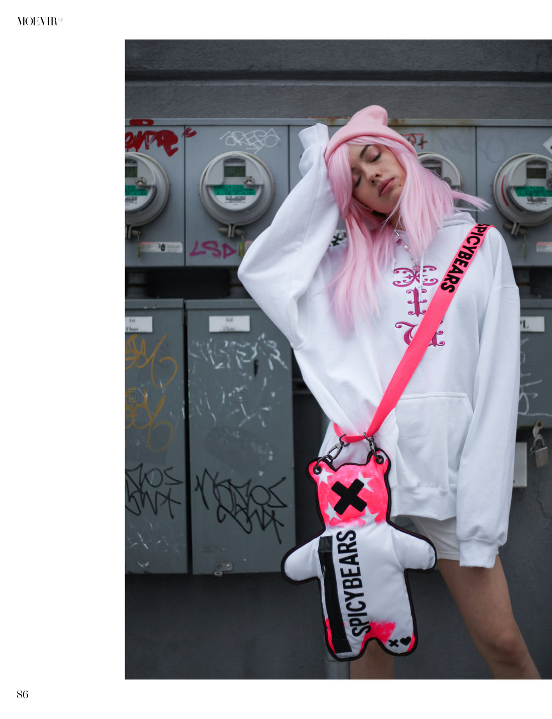 NYC style look. Spicy Bear Bag. White and neon pink crossbody urban style bag. Moevir Magazine